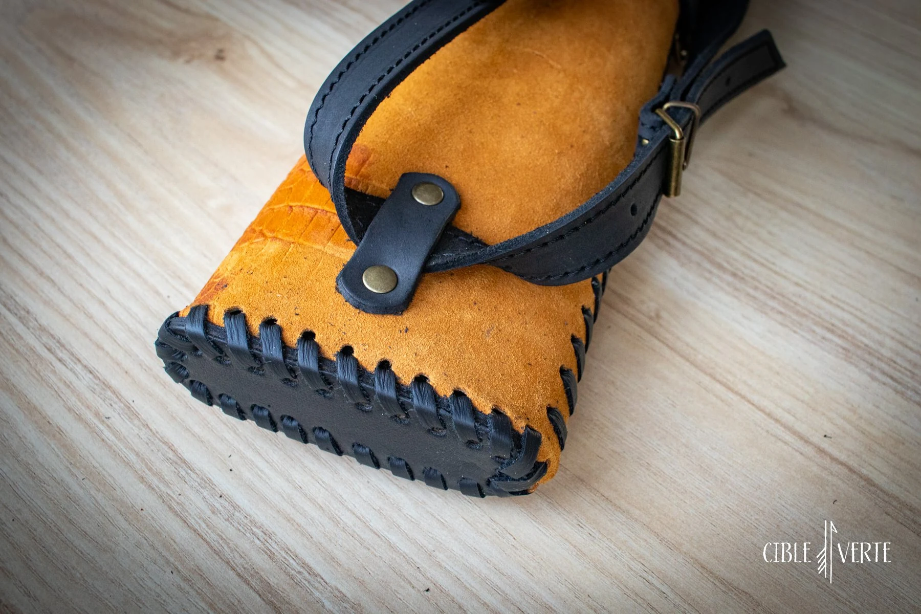 leather quiver for archery